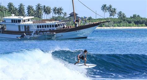 boat trip indonesia surf